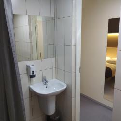 Номер комфорт с 1 двуспальной кроватью с выходом во внутренний дворик