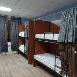 Кровать в 8-местном общем номере