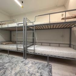 Кровать в 8-местном общем номере