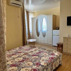 Комната стандарт с 1 односпальной и 1 двуспальной кроватью
