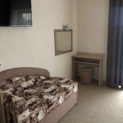 Номер стандарт с 2 односпальными кроватями и диваном