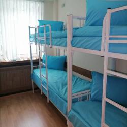Кровать в 8-местном общем мужском номере