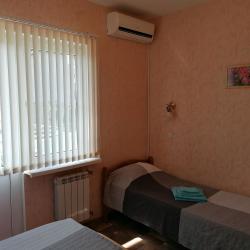 Комната стандарт с 1 односпальной и 1 двуспальной кроватью