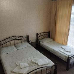 Номер стандарт с 2 односпальными и 1 двуспальной кроватью