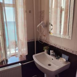 4-местный номер улучшенный семейный с 1 двуспальной кроватью