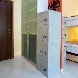 Кровать в 8-местном общем женском номере