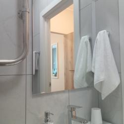 1-комнатные апартаменты улучшенные Серая квартира-студия с одной большой кроватью