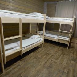 Кровать в 8-местном общем мужском номере