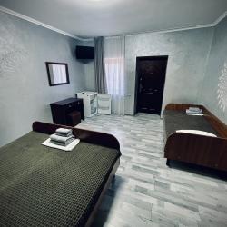 Номер комфорт с 1 односпальной и 1 двуспальной кроватью