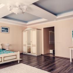 Номер полулюкс с 1 двуспальной кроватью