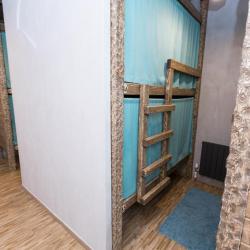 Кровать в 8-местном общем номере