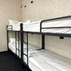 Кровать в 12-местном общем номере