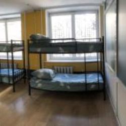 Кровать в 8-местном общем мужском номере