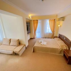 Номер комфорт семейный с 1 двуспальной кроватью