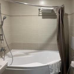 Номер полулюкс комфорт с 1 двуспальной кроватью