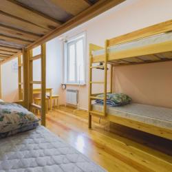 Кровать в 6-местном общем номере