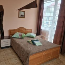 Номер стандарт с 1 двуспальной, 1 двухъярусной кроватью и балконом