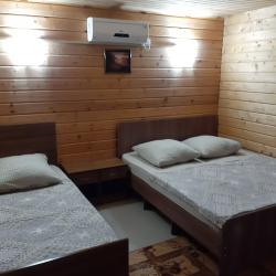 Комната улучшенная с 2 односпальными и 1 двуспальной кроватью (2 этаж)