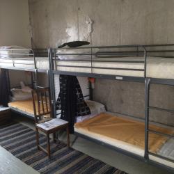 Кровать в мужском 4-местном номере (удобства на этаже)