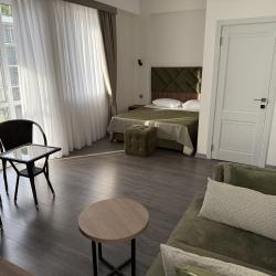 Номер полулюкс с 1 двуспальной кроватью с видом на море (с балконом)