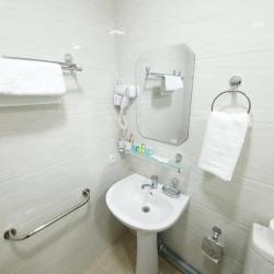 Номер стандарт с 2 односпальными кроватями (с завтраком, мансарда)