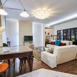 Фото Отель FlatStay Кирилловская 22| 3шка с просторной гостиной на 8 человек в центре