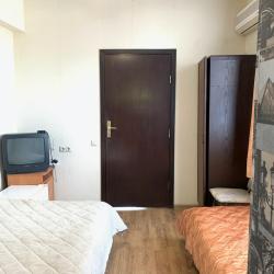 Номер стандарт с 1 односпальной и 1 двуспальной кроватью