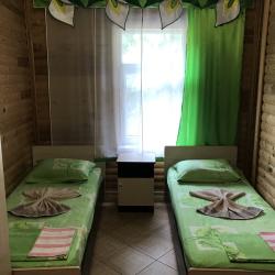 Комната эконом с 2 односпальными и 1 двуспальной кроватью