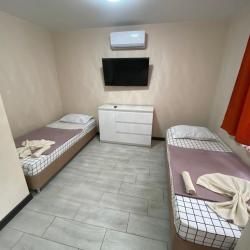 Комната стандарт с 2 односпальными и 1 двуспальной кроватью