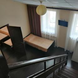 Кровать в 8-местном общем женском номере