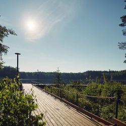 Коттедж улучшенный с общей террасой и видом на озеро