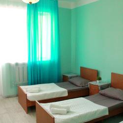 Номер эконом с 3 односпальными кроватями с балконом.