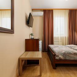 Номер стандарт с 1 двуспальной кроватью и видом на  реку