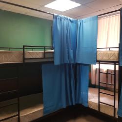Кровать в 8-местном общем мужском номере