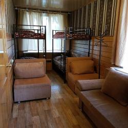 Кровать в 6-местном общем номере