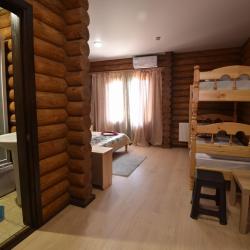 Номер стандарт с 1 двуспальной и 1 двухъярусной кроватью