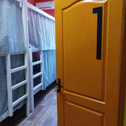 Кровать в 8-местном общем номере