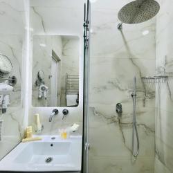 Номер комфорт улучшенный с 1 двуспальной кроватью (с завтраком)