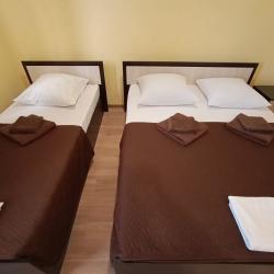 Номер стандарт с 2 односпальными и 1 двуспальной кроватью (с завтраком)
