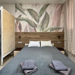 Номер семейный с 1 двуспальной и 1 двухъярусной кроватями