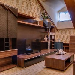 Номер люкс с 1 односпальной и 2 двуспальными кроватями (мансарда)