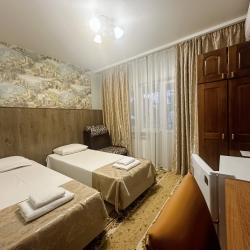 Номер стандарт с 2 односпальными кроватями с балконом