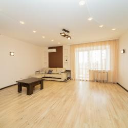 Фото Отель Бoльшая 3-x комнaтнaя кваpтира в центре города