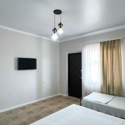 Номер стандарт с 2 односпальными и 1 двуспальной кроватью