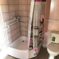 Комната студия с 1 двуспальной кроватью и диваном