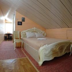 Номер эконом стандарт с 1 односпальной и 1 двуспальной кроватью (мансарда)