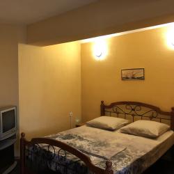 Номер стандарт с 1 двухъярусной и 1 двуспальной кроватью