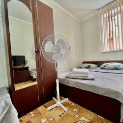 Комната эконом с 2 односпальными и 1 двуспальной кроватью