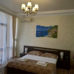 Номер комфорт с балконом и боковым видом на море