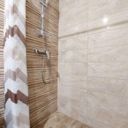Номер люкс семейный с 2 односпальными и 1 двуспальной кроватью